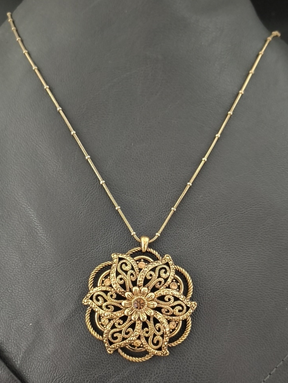 Elegant Filigree Medallion Pendant Necklace - Gold